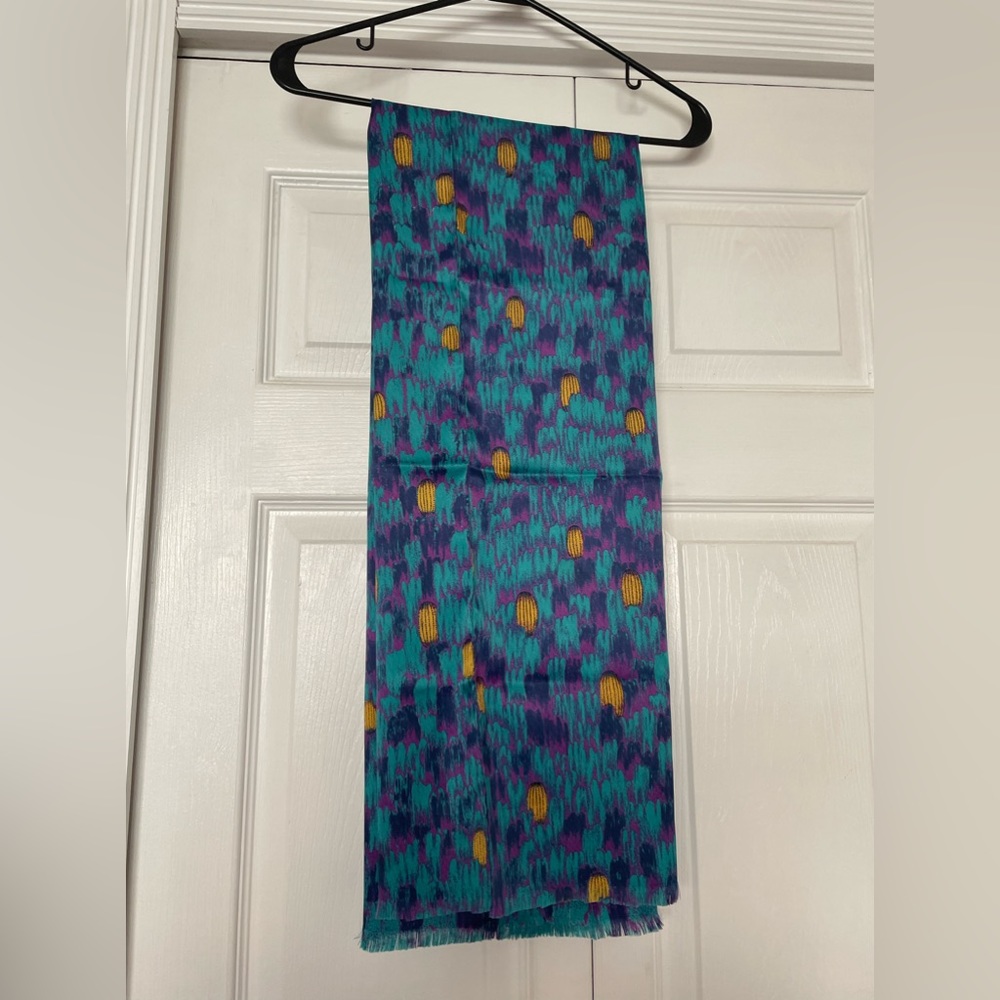 NWOT - SILK SCARF CATHY HARDWICK